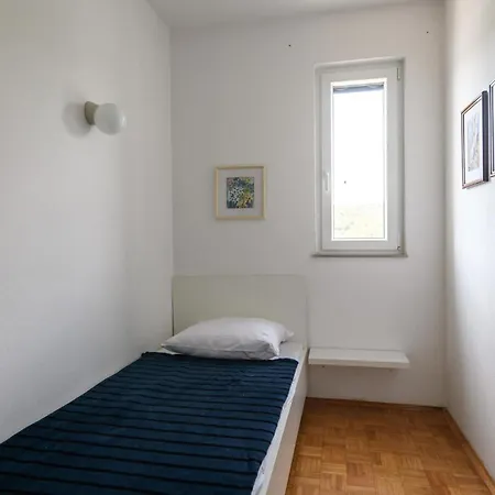 Holiday home Lovely In Krnicki Poratkrnica With Kitchen